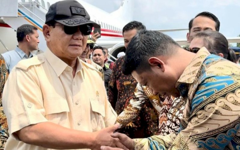 SAMBUTAN. Politikus muda Partai Gerindra Najmuddin turut hadir menjemput bakal calon Presiden Koalisi Indonesia Maju, Prabowo Subiato, tiba di Kota Makassar Sulsel, Sabtu (4/11/2023). foto: istimewa
