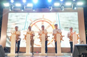 Putar Kemudi Kapal Pinisi, Pj Gubernur Sulsel Bersama Pimpinan OJK Launching Program EKI di Bulukumba
