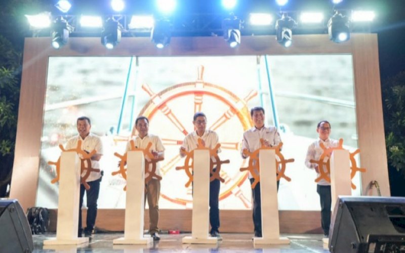 LAUNCHING. Pj Gubernur Sulsel Bahtiar Baharuddin, Bupati Bulukumba Andi Muchtar Ali Yusuf, Kepala Eksekutif Pengawas Pasar Modal Derivatif, dan Bursa Karbon OJK RI Inarno Djajadi, serta Ketua OJK Sulampua Darwisman secara bersama melaunching secara simbolis program EKI, dengan memutar kemudi kapal Pinisi ke kanan di Villa Pajokka, Pantai Mandala Ria, Desa Lembanna, Kabupaten Bulukumba, Jumat (24/11/2023). foto: istimewa