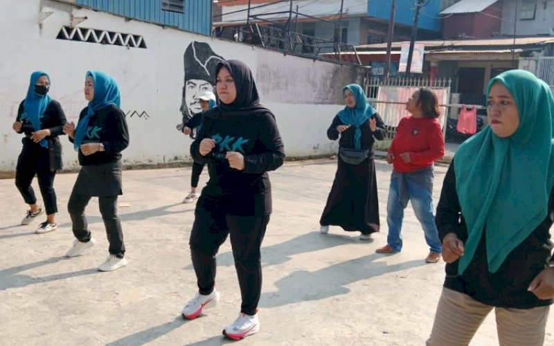 SENAM BERSAMA. Ketua TP PKK Kecamatan Panakkukang dr Andi Tenri Sanna Pangerang bersama Wakil Ketua TP PKK Kecamatan Panakkukang Tita Irsani Muis M menggelar senam bersama, Jumat (10/11/2023) pagi. foto: istimewa