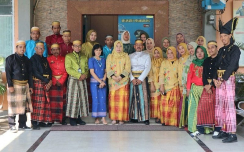 HUT MAKASSAR. Kecamatan Panakkukang memperingati HUT Kota Makassar ke-416 dengan menggunakan pakaian adat khas Sulsel, Kamis (9/11/2023). foto: istimewa