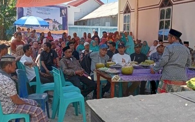 PEMBANGUNAN MASJID. Suasana acara peletakkan batu pertama pembangunan Masjid Nurul Jazirah, Kelurahan Barang Caddi, Kecamatan Sangkarrang, Minggu (19/3/2023).