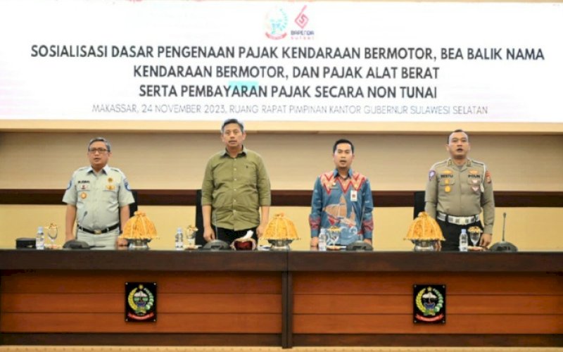 SOSIALISASI. Plh Sekda Provinsi Sulsel, Andi Muhammad Arsjad, membuka pelaksanaan sosialisasi Dasar Pengenaan Pajak Kendaraan Bermotor, Bea Balik Nama Kendaraan Bermotor dan Pajak Alat Berat serta Pembayaran Pajak Secara Non Tunai di Ruang Rapat Pimpinan, Kantor Gubernur Sulsel, Jumat (24/11/2023). foto: istimewa