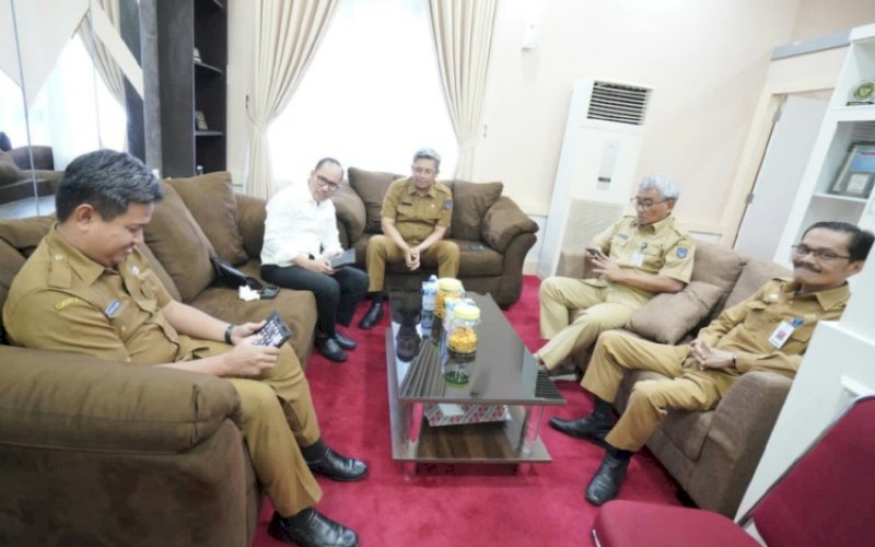RAPAT. Plh Sekda Sulsel, Andi Muhammad Arsjad, memimpin rapat Percepatan Kegiatan Pengembangan Budidaya Pisang di Ruang Rapat Sekda Provinsi Sulsel, Selasa (21/11/2023). foto: istimewa
