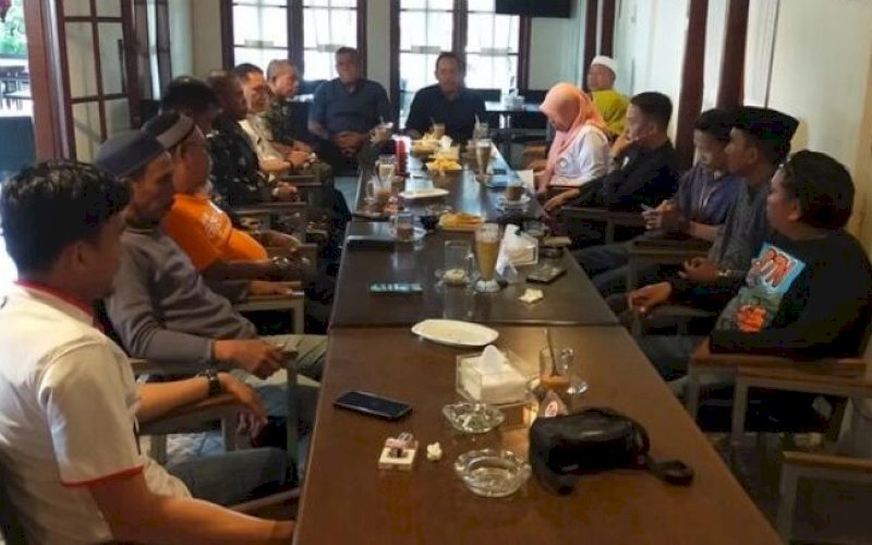 RAKOR. Camat Sangkarrang, Ramli Lallo, memimpin rapat koordinasi terkait persiapan Liga Anak Lorong Soekarno CUP 2023, Jumat (22/9/2023). foto: istimewa