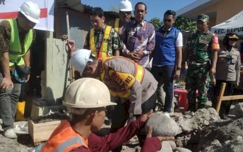 PEMBANGUNAN. Camat Sangkarrang, Ramli Lallo, menghadiri kegiatan peletakan batu pertama pembangunan Mako Polsubsektor Kepulauan Sangkarrang, Kamis (14/9/2023). foto: istimewa