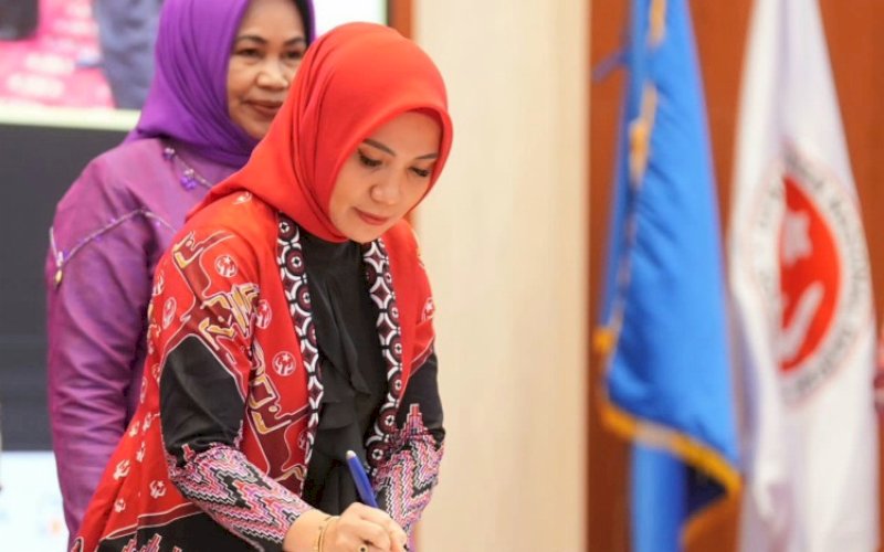 PENGUKUHAN. Pj Ketua Dekranasda Sulsel, Sofha Marwah Bahtiar, mengukuhkan enam Pj Ketua Dekranasda Kabupaten/Kota di Aula Tudang Sipulung, Rumah Jabatan Gubernur Sulsel, Jumat (24/11/2023). foto: istimewa
