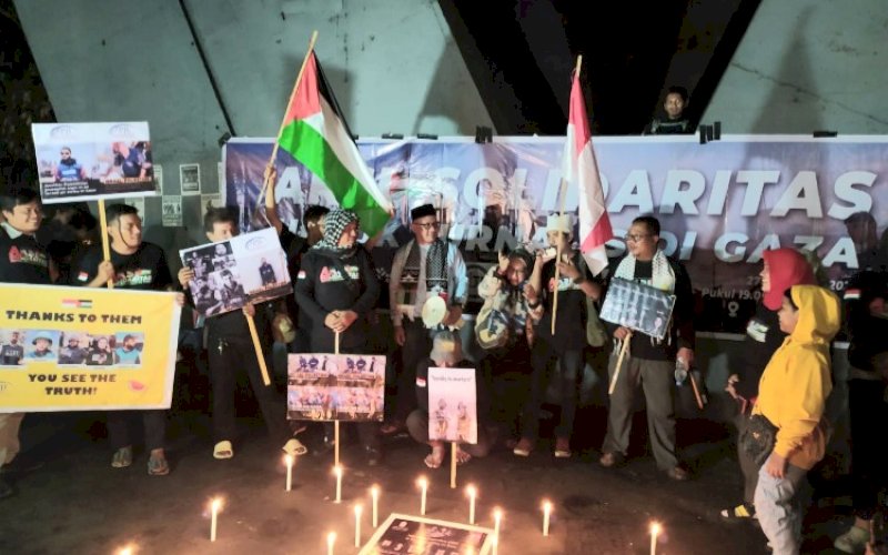 AKSI SOLIDARITAS. Sejumlah organisasi pers terdiri dari PJI Sulsel, AJI Makassar, IJTI Sulsel, PFI Makassar, dan Ruang Jurnalis Perempuan Sulsel tergabung dalam Koalisi Jurnalis Sulsel untuk Jurnalis di Jalur Gaza, Palestina mengelar aksi solidaritas peduli bela Palestina di bawah Jembatan Layang (flyover) Makassar, Sulsel, Senin (27/11/2023). foto: istimewa