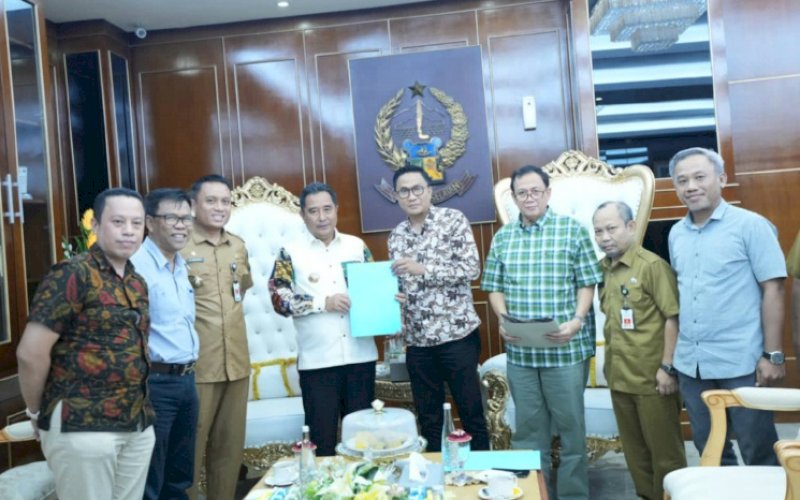 PENYERAHAN. Ketua Tim Seleksi Calon Anggota KPID Sulsel Suparno menyerahkan hasil seleksi calon anggota komisioner KPID Sulsel kepada Pj Gubernur Sulsel Bahtiar Baharuddin sebelum diserahkan ke DPRD Provinsi Sulsel untuk dilakukan uji kepatutan dan kelayakan (fit and proper test) di Ruang Kerja Gubernur Sulsel, Selasa (28/11/2023). foto: istimewa