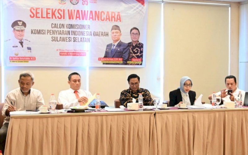 Suparno (tengah) bersama Tim Seleksi Calon Anggota KPID Sulsel lainnya. foto: istimewa