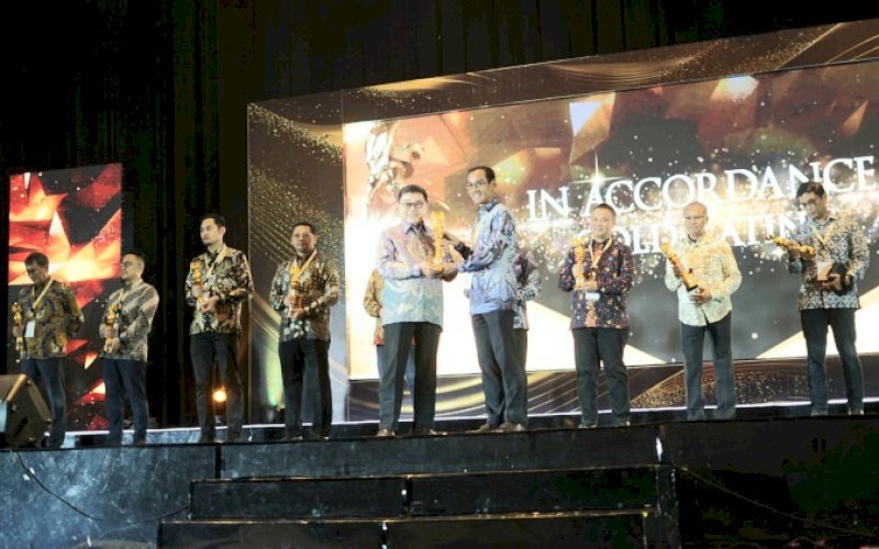 PENGHARGAAN. Wakil Presiden Direktur PT Vale Indonesia, Adriansyah Chaniago, menerima anugerah Gold Rank in Accordance Category dari Asia Sustainability Reporting Rating (ASSRAT) 2023 melalui seremoni yang berlangsung di Raffles Hotel, Jakarta, Senin (6/11/2023). foto: istimewa