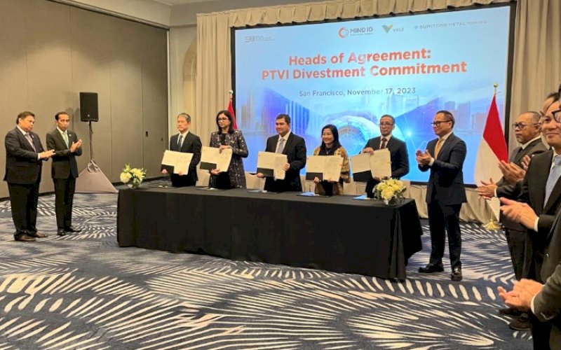 PENANDATANGANAN. Presiden Republik Indonesia Joko Widodo, Menteri Koordinator Bidang Perekonomian Airlangga Hartarto, Menteri Luar Negeri Retno Marsudi, Menteri Perdagangan Zulkifli Hasan, Wakil Menteri Badan Usaha Milik Negara Kartika Wirjoatmodjo, menyaksikan CEO Vale Base Metals Deshnee Naidoo, CEO PT Vale Indonesia Tbk Febriany Eddy&nbsp; melakukan penandatangan Heads of Agreement: PT Vale Indonesia Divestment Commitment, di San Fransisco, Amerika Serikat, Jumat (17/11/2023). foto: istimewa