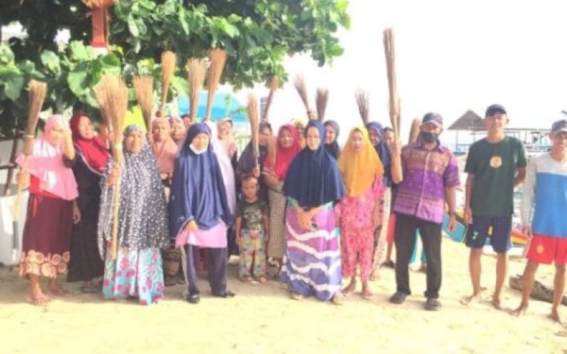 Warga Kecamatan Kepulauan Sangkarrang melakukan aksi bersih-bersih. foto: istimewa