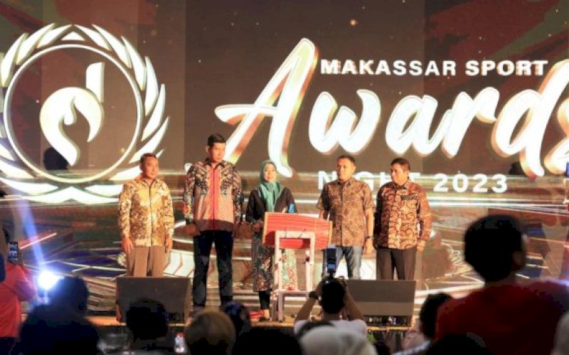 PENGHARGAAN. Atlet FPTI Makassar, Alivany Ver Khadijah, dapat penghargaan khusus dari Pemkot Makassar. foto: istimewa