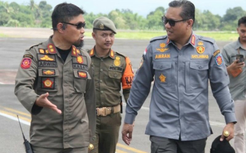 SAMBUTAN. Kepala SatuanSatpol PP Provinsi Sulsel Andi Arwin Azis menyambut Plh Dirjen Bina Administrasi Wilayah (Adwil) Kemendagri Amran saat berkunjung ke Gereja Katedral Makassar, Senin (25/12/2023). foto: istimewa