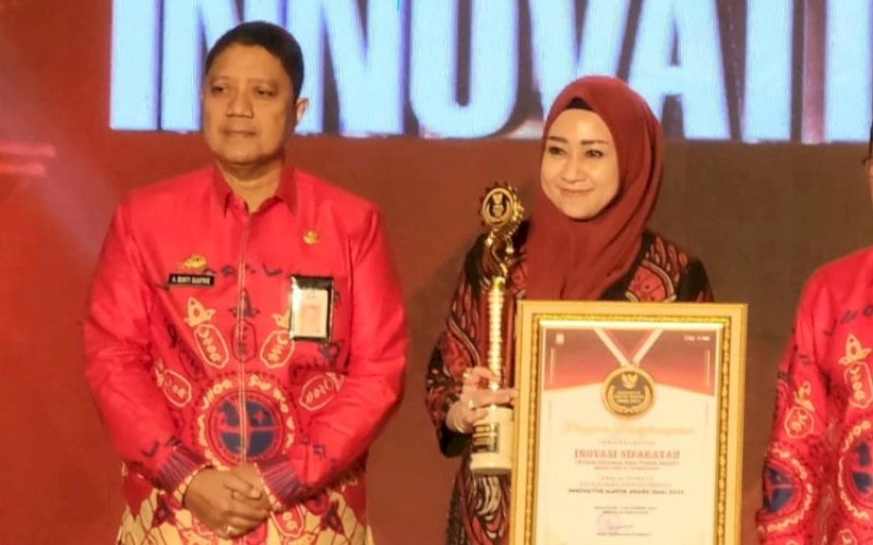 IMA 2023. Kepala Balitbangda Kota Makassar Andi Bukti Djufrie bersama Kepala Inspektorat Kota Makassar Andi Asma Zulistia Ekayanti sebagai salah satu penerima penghargaan Innovative Mayor Award (IMA) 2023 saat Refleksi Akhir Tahun 2023 Pemkot Makassar yang berlangsung di Hotel Four Points by Sheraton Makassar, Rabu (27/12/2023). foto: istimewa
