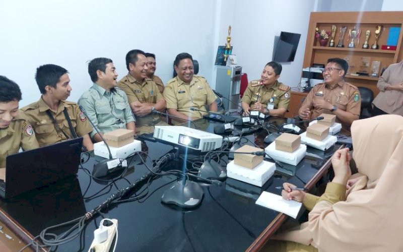 DISKUSI. Kepala Balitbangda Kota Makassar, Andi Bukti Djufrie, mendiskusikan tentang ketenagakerjaan, Kamis (7/12/2023). foto: istimewa