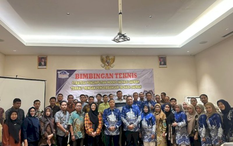 BIMTEK. Kepala Balitbangda Kota Makassar, Andi Bukti Djufri, bersama para inovator yang mengikuti Bimbingan Teknis (Bimtek). foto: istimewa