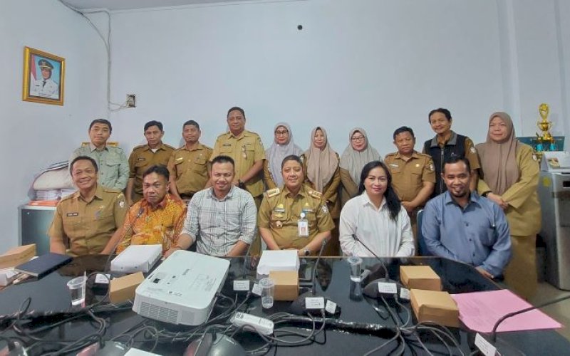 KOLABORASI. Kepala Balitbangda Makassar, Andi Bukti Djufrie bersama jajaran dan para peneliti usai membahas tentang upaya kolaborasi dalam memajukan kota. foto: istemewa