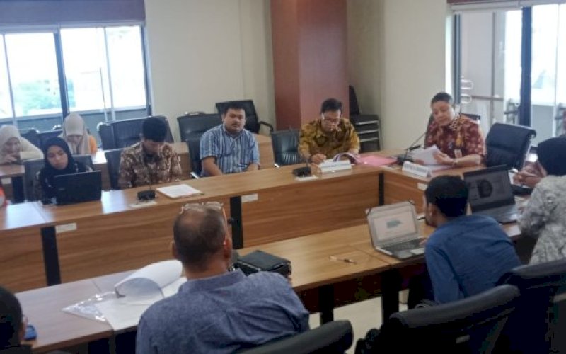 DISKUSI. Suasana diskusi rancangan awal draft naskah akademik kelompok penelitian I tahun anggaran 2023 di Ruang Rapat Sekda Gedung Balai Kota Makassar, Jumat (9/6/2023). foto: istmewa