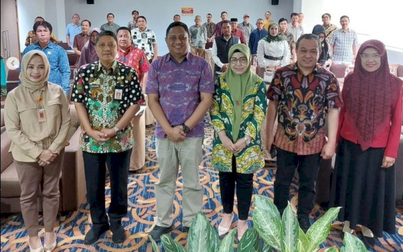FORUM DISKUSI. Kepala Balitbangda Kota Makassar, Andi Buktir Djufrie, bersama para peserta Forum Diskusi Rancangan Akhir Draft Naskah Akademik. foto: istimewa
