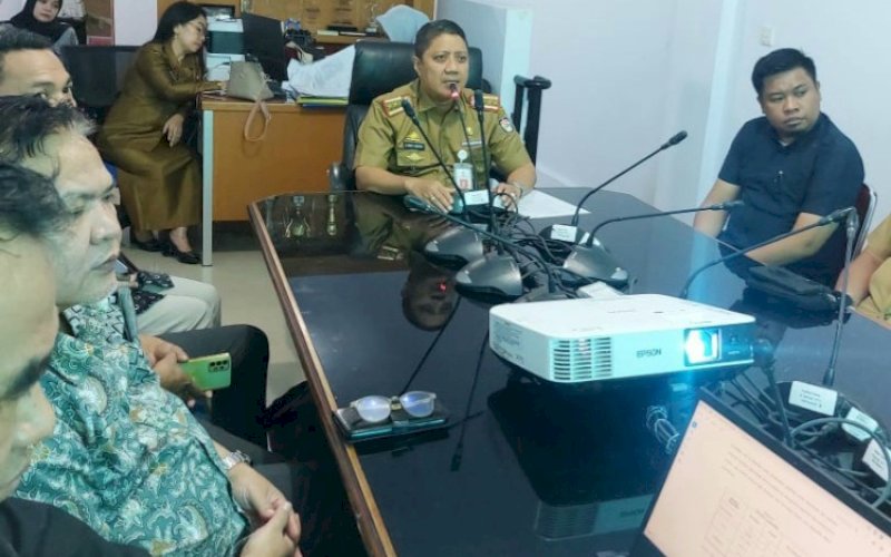 PIMPIN SIDANG. Kepala Balitbangda Kota Makassar, Andi Bukti Djufrie, memimpin Sidang Tim Pengendali Mutu (TPM) di Ruang Rapat Balitbangda Makassar, Selasa (5/12/2023). foto: istimewa