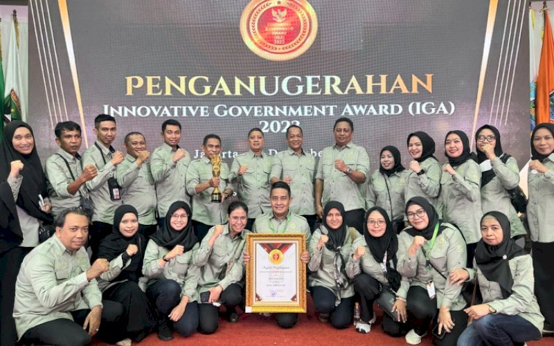 IGA 2023. Balitbangda Kota Makassar, Andi Bukti Djufrie, bersama tim usai menerima penghargaan untuk Kota Makassar sebagai Kota Terinovatif ajang Innovative Government Award (IGA) 2023 di Jakarta, Selasa (12/12/2023).&nbsp;foto: istimewa