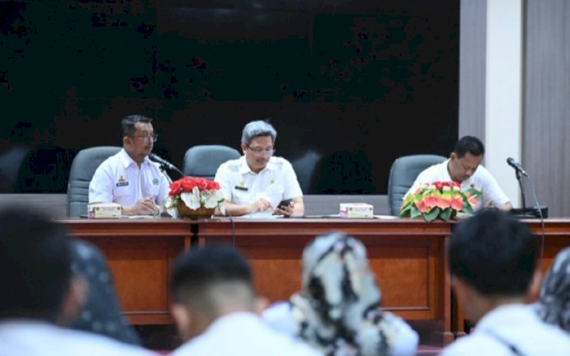 RAPAT. Plt Sekda Provinsi Sulsel, Andi Muhammad Arsjad (tengah), memimpin rapat terkait Ketersediaan Bahan Pokok, Gula, dan Minyak Goreng di Ruang Command Center Lantai IV Kantor Gubernur Sulsel, Rabu (13/12/2023). foto: istimewa
