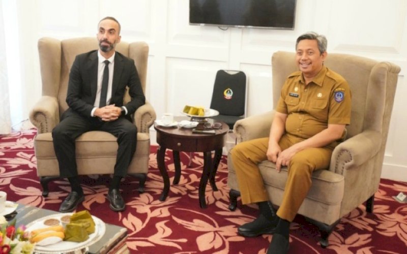 PERTEMUAN. Plh Sekda Provinsi Sulsel, Andi Muhammad Arsjad, menerima kunjungan dari manajemen Edutolia Education di Baruga Lounge Kantor Gubernur, Selasa (5/12/2023). foto: istimewa