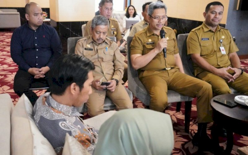 MEDIA GATHERING. Plt Sekda Provinsi Sulsel, Andi Muhammad Arsjad, bersilaturahmi dengan sejumlah awak media, yang dikemas dalam Media Gathering Pemprov Sulsel di Baruga Lounge Kantor Gubernur Sulsel, Jumat (22/12/2023). foto: istimewa