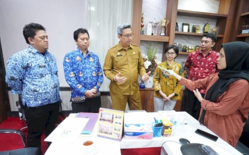 BERI KETERANGAN. Plt Sekda Provinsi Sulsel, Andi Muhammad Arsjad, memberikan keterangan usau melakukan pertemuan bersama Dinas Kesehatan Provinsi Sulsel, UNICEF, dan Jenewa di Ruang Rapat Sekda Sulsel, Senin (18/12/2023). foto: istimewa