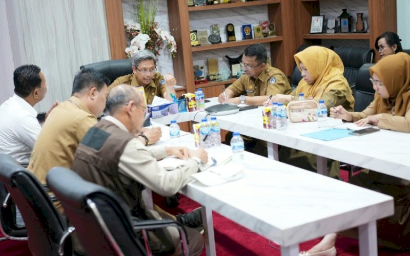 RAKOR. Plt Sekda Provinsi Sulsel, Andi Muhammad Arsjad, memimpin Rapat Koordinasi (Rakor) tindak lanjut mengenai inflasi daerah, di ruang kerjanya, Kantor Gubernur Sulsel, Senin (11/12/2023). foto: istimewa