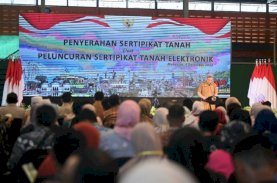 Plh Sekda Sulsel Serahkan Sertifikat Tanah kepada Warga di Lima Daerah
