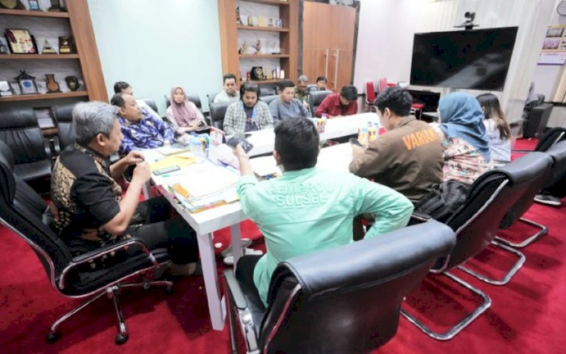 PERTEMUAN. Plt Sekda Provinsi Sulsel, Andi Muhammad Arsjad, membahas proyeksi di 2024, saat menjamu para jurnalis di ruang kerjanya di Kantor Gubernur Sulsel, Kamis (28/12/2023). foto: istimewa