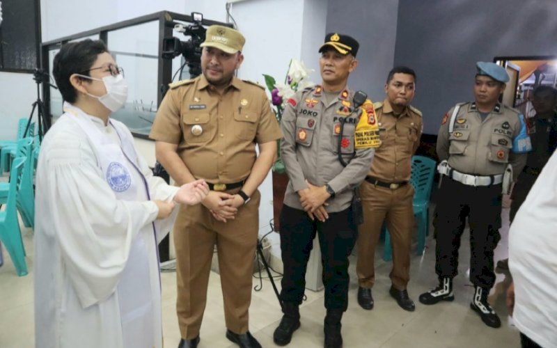 PEMANTAUAN. Tripika Kecamatan Panakkukang, yakni Camat Panakkukang Andi Pangerang Nur Akbar, Kapolsek Panakkukang Kompol Joko Pamungkas, Danramil 1408-10 Panakkukang-Manggala Mayor Inf Moh Yamin bersama para lurah mengunjungi sejumlah gereja di wilayah Kecamatan Panakkukang, Minggu (24/12/2023) malam. foto: istimewa