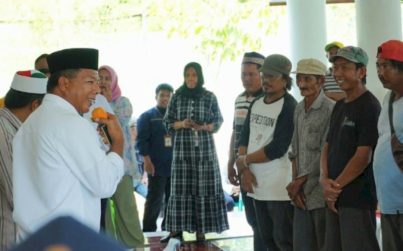 SILATURAHMI. Bupati Bulukumba, Andi Muchtar Ali Yusuf, silaturahmi dengan ratusan warga yang berprofesi tukang becak dan Becak Motor (Bentor) di Rumah Jabatan Bupati Bulukumba usai Salat Jumat, Jumat (22/12/2023). foto: istimewa