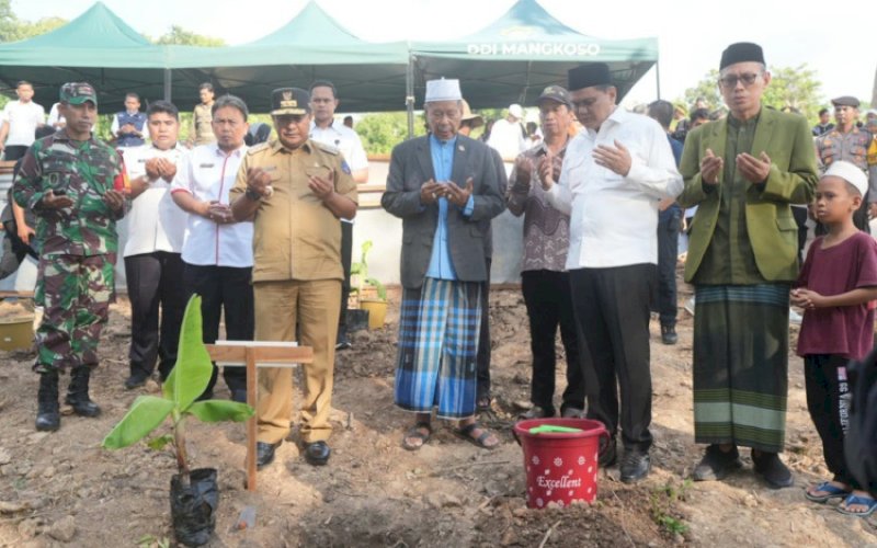 TANAM PISANG. Pj Gubernur Sulsel, Bahtiar Baharuddin bersama Pimpinan Ponpes DDI Mangkoso AGH Farid Wajdi Lc MA berdoa di sela-sela menanam pisang Cavendish di Kampus II Putra Tonrongnge, Kiru-kiru, Soppeng Riaja, Barru, Rabu (27/12/2023). foto: istimewa