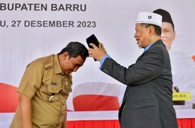 Sowan ke AGH Farid Wajdi, Pj Gubernur Sulsel Diberi Songkok Produksi Pondok Pesantren