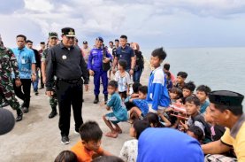 Pj Gubernur Sulsel Semangati Anak Nelayan di Takalar untuk Jadi Pemimpin