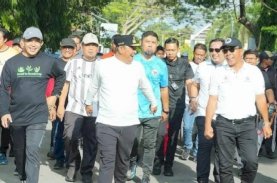 Pj Gubernur Sulsel-Bupati Bulukumba Jalan Santai Bersama Warga Sambil Bahas Sinergi Program