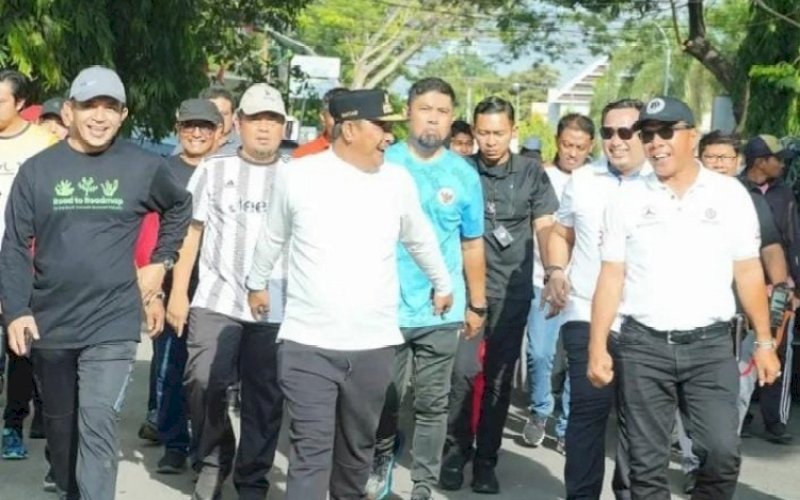 JALAN SANTAI. Pj Gubernur Sulsel Bahtiar Baharuddin didampingi Bupati Bulukumba Andi Muchtar Ali Yusuf jalan santai bersama ASN, dan masyarakat Bulukumba, Sabtu (23/12/2023). foto: istimewa