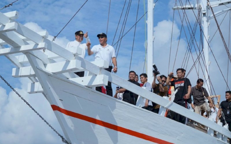 KAPAL PINISI. Pj Gubernur Sulsel Bahtiar Baharuddin dan&nbsp; Bupati Bulukumba Andi Muchtar Ali Yusuf berfoto serta berbincang di Kapal Pinisi di lantai atas gedung Satu Atap (Satap) saat melakukan kunjungan kerja di Kabupaten Bulukumba, Sabtu (23/12/2023). foto: istimewa