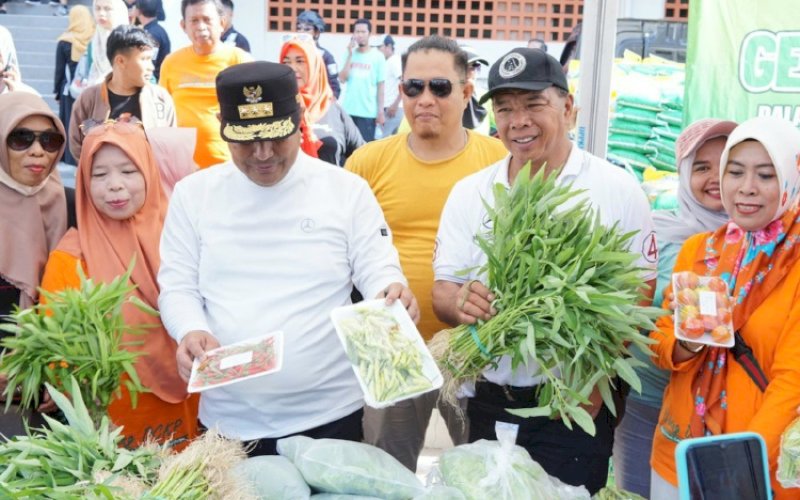 CEK HARGA. Pj Gubernur Sulsel Bahtiar Baharuddin didampingi Bupati Bulukumba Andi Muchtar Ali Yusuf memantau harga bahan pokok di Pasar Cekkeng Bulukumba, Sabtu (23/12/2023). foto: istimewa