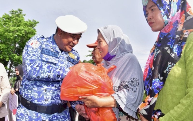 BERI BANTUAN. Pj Gubernur Sulsel, Bahtiar Baharuddin, menyerahkan bantuan kepada warga di sela-sela peringatan Hari Bela Negara ke-75 tahun 2023 tingkat Provinsi Sulsel dipusatkan di Lapangan Merdeka, Kabupaten Bone, Selasa (19/12/2023). foto: istimewa&nbsp;