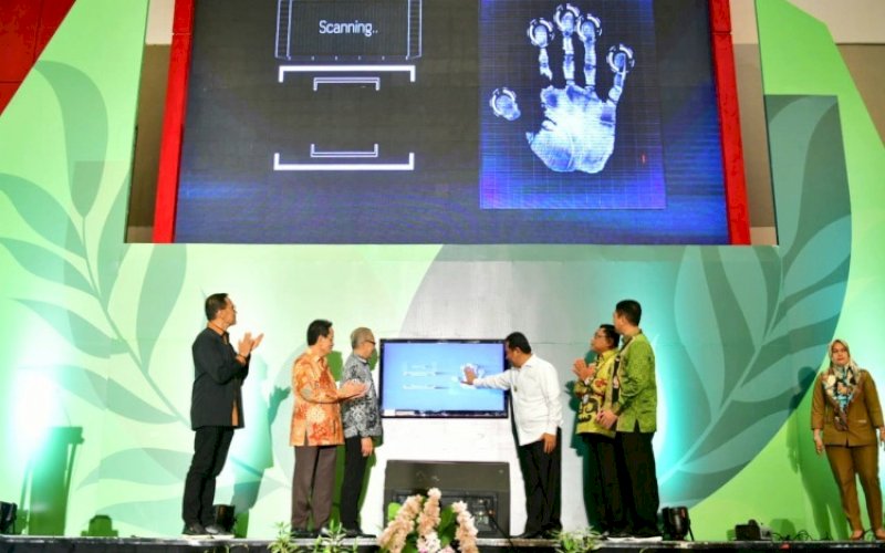 PEMBUKAAN. Pj Gubernur Sulsel, Bahtiar Baharuddin, membuka pelaksanaan Rapat Koordinasi Daerah dan Launching Hasil Sensus Pertanian 2023 (ST2023) yang digelar BPS Provinsi Sulsel di Hotel Dalton Makassar, Selasa (5/12/2023). foto: istimewa