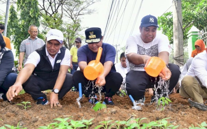 TANAM CABAI. Pj Gubernur Sulsel Bahtiar Baharuddin dan Bupati Maros Chaidir Syam melakukan penanaman cabai di halaman Kantor Dinas Pertanian dan Ketahanan Pangan Kabupaten Maros, Minggu (10/12/2023). foto: istimewa