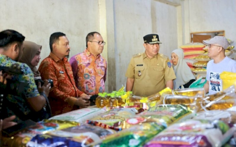 OPERASI PASAR. Wali Kota Makassar Moh Ramdhan Pomanto mendampingi Pj Gubernur Sulsel Bahtiar Baharuddin melakukan operasi pasar di Pasar Toddopuli, Jl Todddopuli Raya, Kota Makassar, Kamis (30/11/2023). foto: istimewa