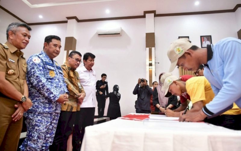 LAUNCHING. Pj Gubernur Sulsel Bahtiar Baharuddin dan Kepala OJK Sulselbar Darwisman melakukan Launching Perdana Kredit Usaha Rakyat (KUR) Cavendish serta menyaksikan Penandatanganan Akad Perdana Kredit Usaha Rakyat Pisang Cavendish antara Bank Sulselbar dengan nasabah penerima di Aula Rumah Jabatan Bupati Bone, Selasa (19/12/2023).&nbsp;foto: istimewa