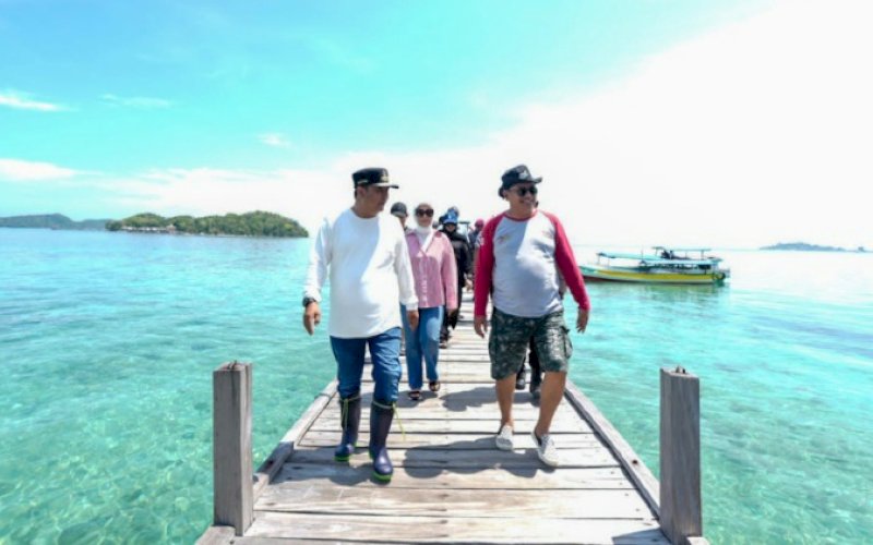 KUNJUNGAN. Pj Gubernur Sulsel, Bahtiar Baharuddin, berkunjung ke Kabupaten Sinjai, sekaligus menikmati panorama alam di Kecamatan Pulau Sembilan, Senin (25/12/2023). foto: istimewa