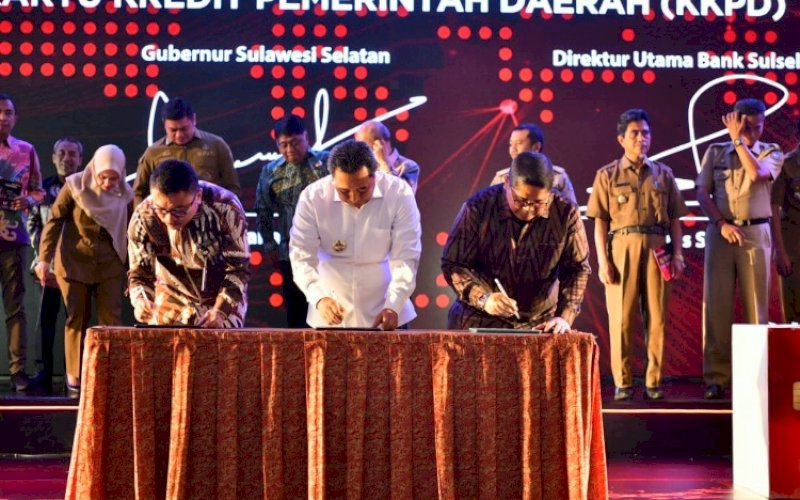 LAUNCHING. Pj Gubernur Sulsel, Bahtiar Baharuddin (tengah), menghadiri Pelaksanaan Launching KKPD, High Level Meeting TP2DD, Serta Apresiasi Ekonomi dan Keuangan Digital Sulawesi Selatan, yang dilaksanakan di Hotel Claro Makassar, Selasa (5/12/2023). foto: istimewa